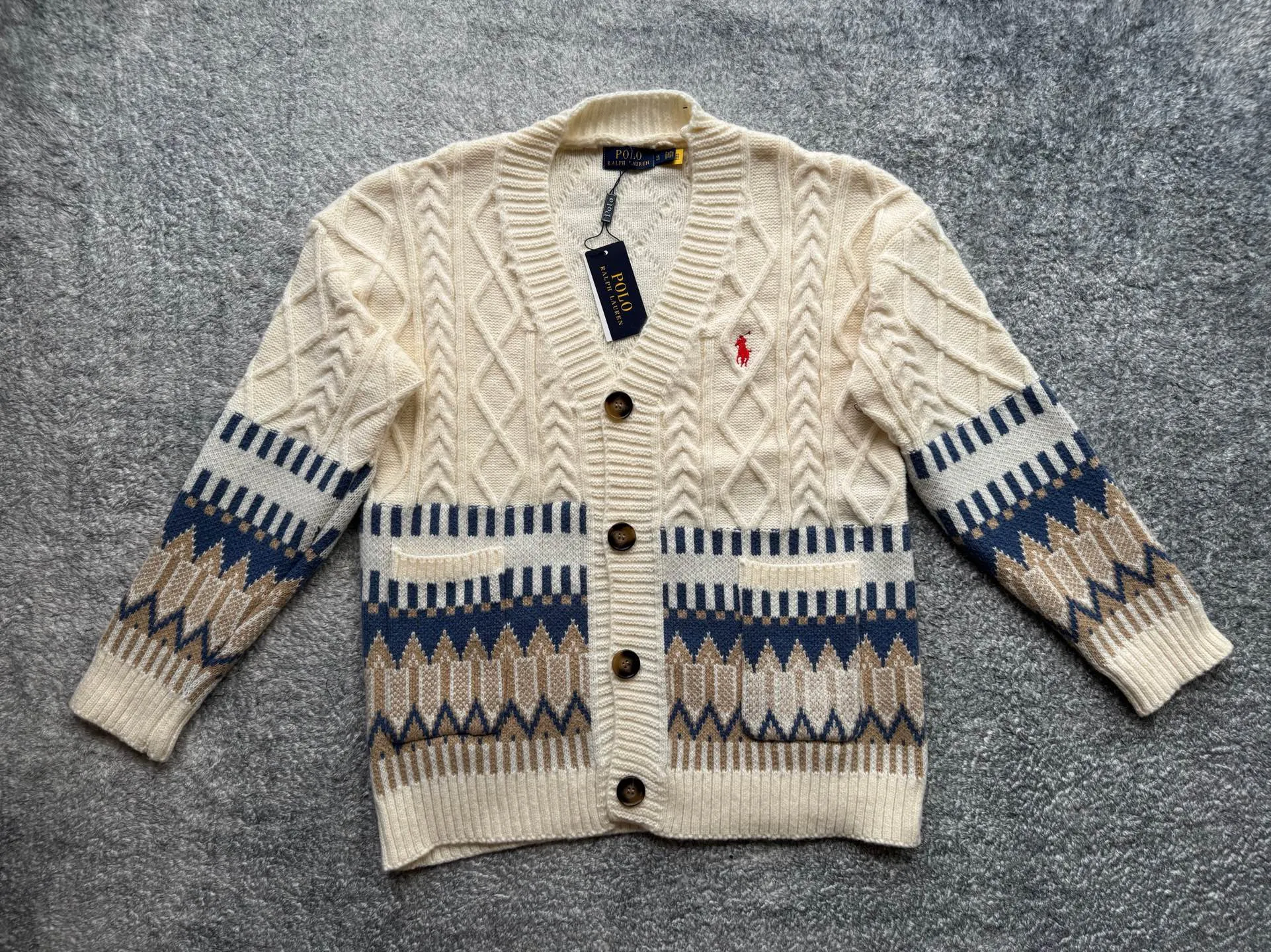 P220 Ralph Lauren old money style cable sweater. The end of the sweater must be twisted! Want to go for an American retro style but are afraid of using too much force? This cable cardigan can be called a "retro dressing cheat"~ ▫️Cable workmanship = the king of retro atmosphere: the three-dimensional cable pattern replicates the texture of American vintage clothes, not deliberately to look old, but with a "sensation of luxury accumulated over time". The moment you put it on, you have the "smell of a male protagonist in a campus movie", and the hair tie was praised as "clothes cheating" when taking photos~ ▫️It doesn't matter your body shape but also hides a lot of fat. It can also be worn by boys with broad shoulders and slightly fat, V The collar can also modify the neck line, making the person look more upright~ Wear it under a coat/down jacket in winter, revealing the cable ties and small red labels, and the sense of layering is directly stunning~ It is perfect with sneakers and leather shoes. American boys rush with their eyes closed, and directly reorganize their wardrobe~ Color: Navy Blue Apricot Size S Height 165-170CM Weight 110-125 M Height 170-175CM Weight 125-140 L Height 175-185CM Weight 140-155